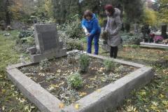 Zapálenie kahancov pri upravenom hrobe V. Sovku
